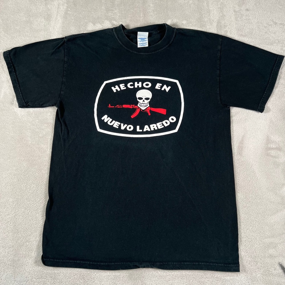 M&O Knits Hecho En Nuevo Laredo Skull Rifle Graphic T-Shirt Black Men's Medium